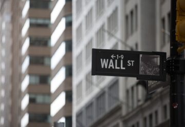 Picture of wall street sign